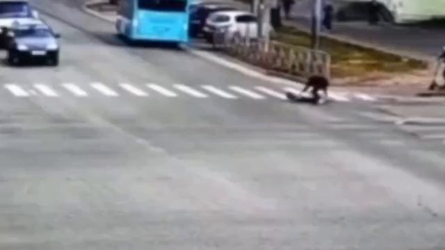 Пьяный мужчина на самокате врезался в автобус в Архангельске