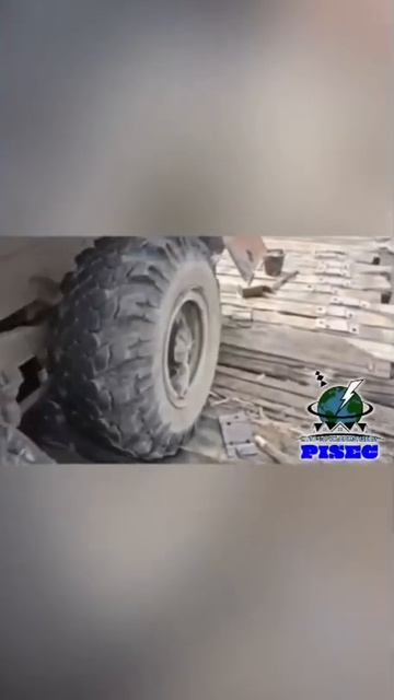 Грузовик повалился на бок и повис в воздухе на самом опасном мосту России в Бурятии