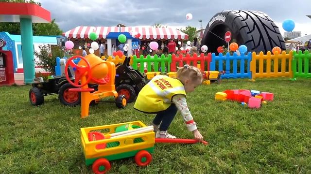 Лайк Настя (Like Nastya) - Настя играет на открытой детской площадке lego для детей