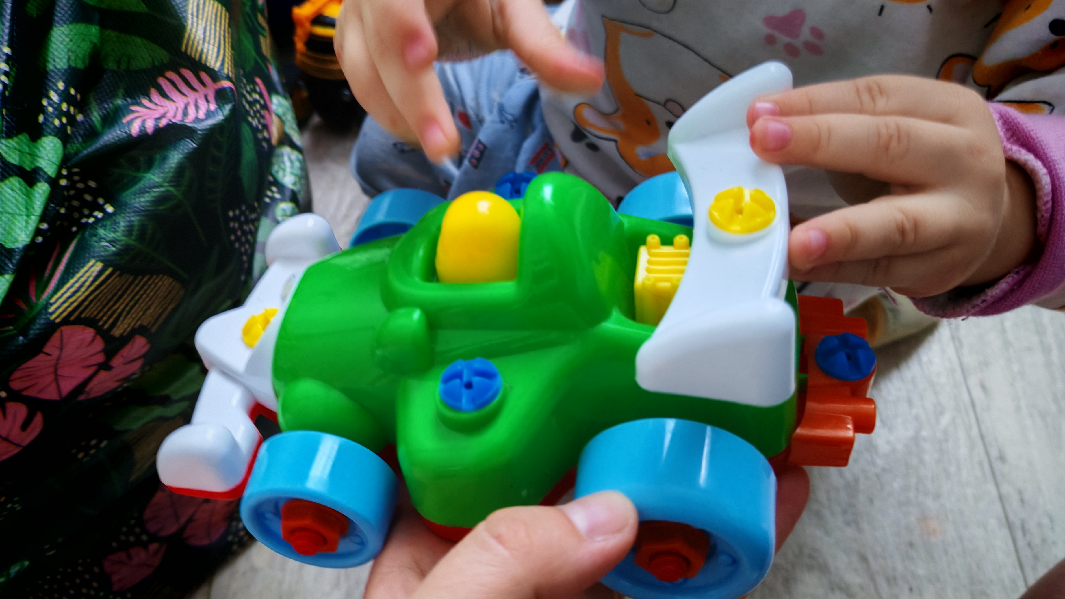 играем в машинку для малышей