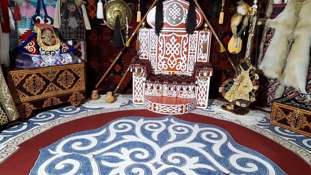 В юрте делают фото в национальных костюмах.