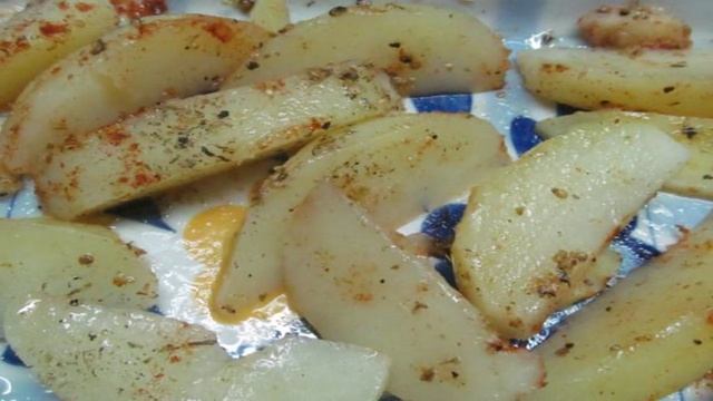 Салат с печеным картофелем и рыбой горячего копчения
