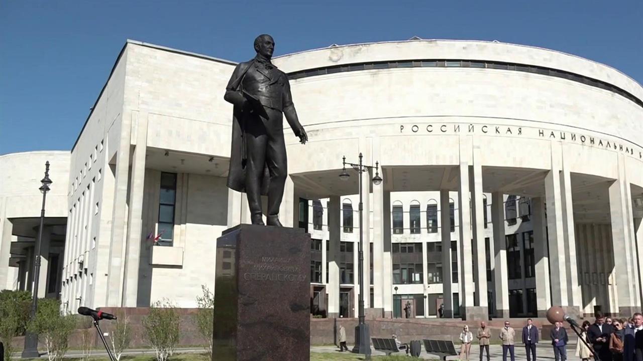 В Санкт-Петербурге в первый день Международного юридического форума открыли памятник М. Сперанскому.