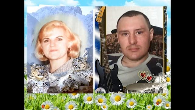 Всей семьей у книжной полки.