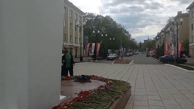 У памятника воинам Walking in the forest