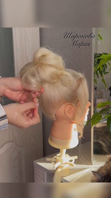 Как сделать своими руками прическу высокий пучок . Урок по прически