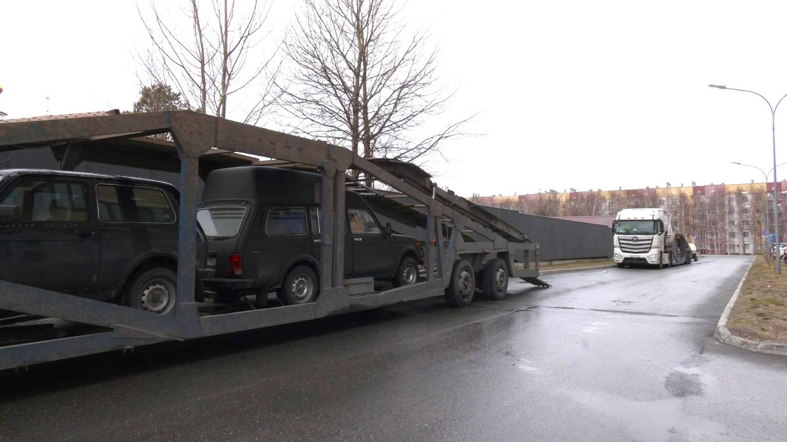 Автовозы с транспортом для военных отправили из Сургута