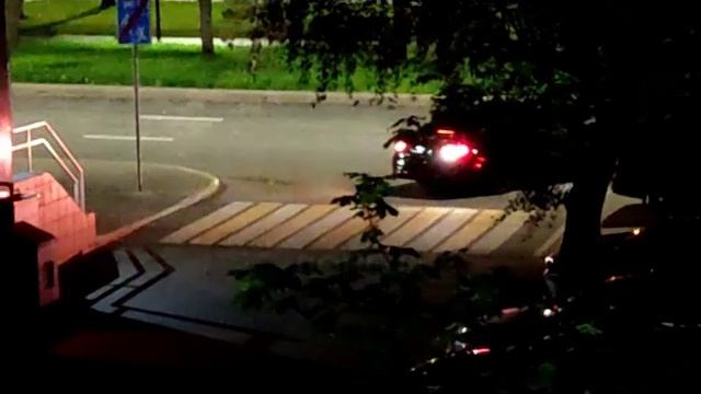 Гонщики этой ночью на проспекте Ильича

«Устроили заезды на своих автомобилях, оборудованных прямото
