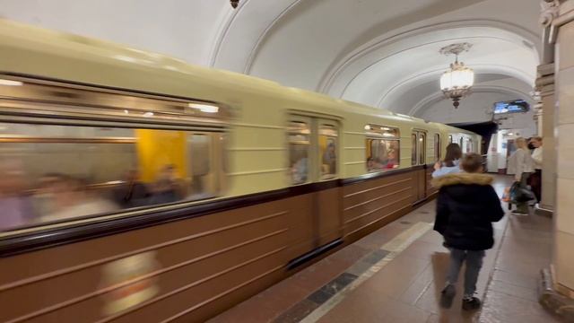 Парад метро 2025.
Ретро-поезд «Сокольники», станция «Комсомольская»