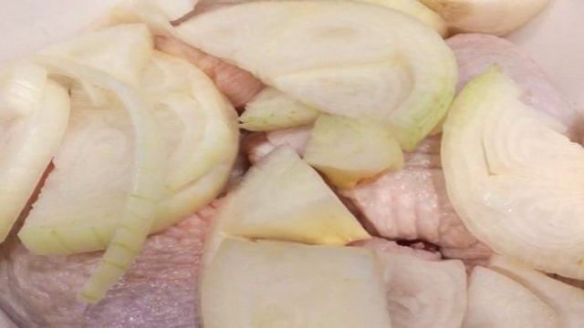 Запеченные окорочка в рукаве с майонезом и луком