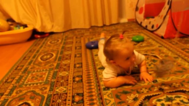 Девочка угорает от скотча