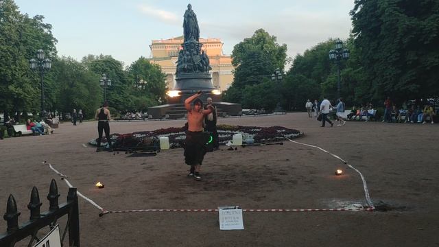 Возле Александринского театра в Катькином садике в Санкт-Петербурге