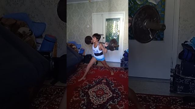 Приседания в ножницах со штангой на плечах.