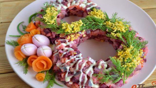 Праздничный салат в виде восьмерки