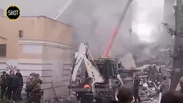 Пожилого мужчину начали извлекать из-под завалов белгородской многоэтажки.