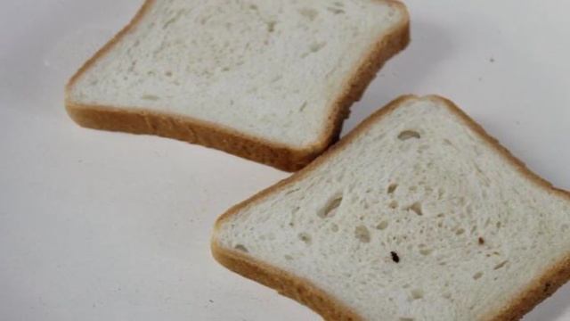 Тосты на завтрак с желтыми помидорами и фетой