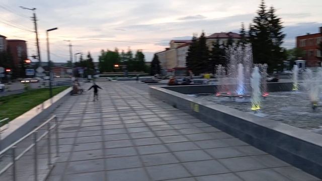 ВОСКРЕСНЫЙ ВЕЧЕРНИЙ ФОНТАН В ВЯТСКИХ ПОЛЯНАХ