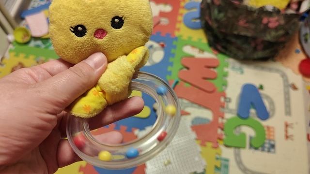 играем в игрушку погремушку для малышей