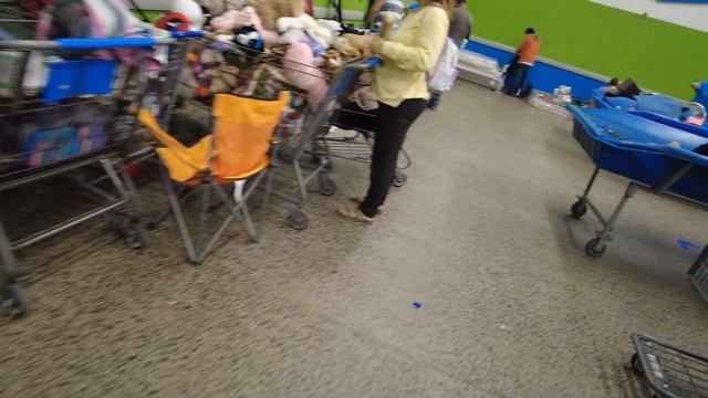 Собираю арт-инсталляцию на барахолке в секонд хенд. СШ