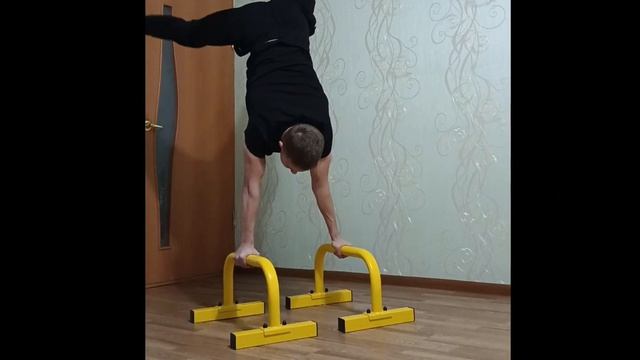 Воркаут тренировка/стойка на одной руке/балансы/гориз