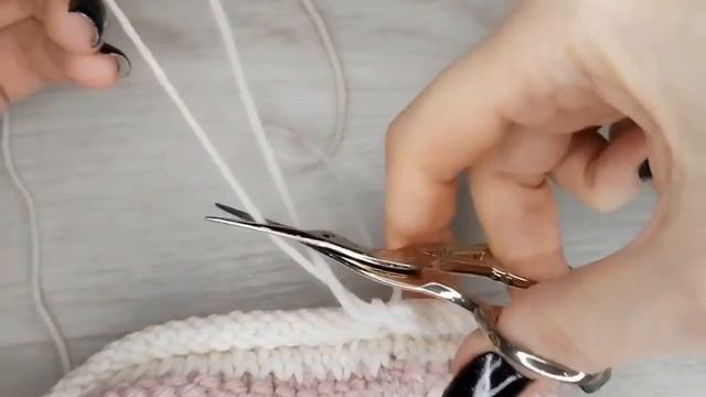 Закрученный край на готовой двойной шапочке. Вязание ?