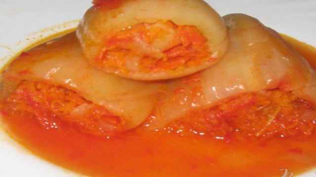 Фаршированный морковкой перец в томатном соусе