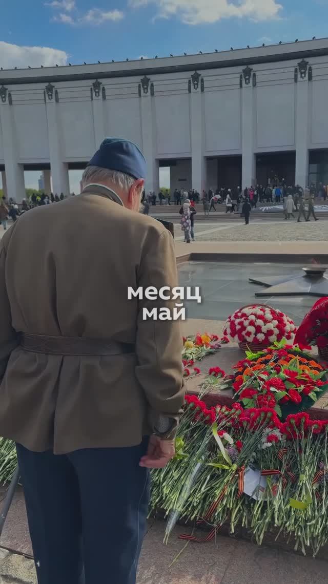 Ветер тихо качает знамёна!