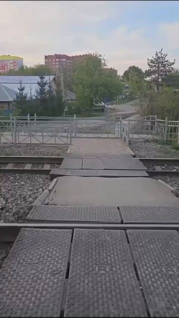 прикольный переход через жд переезд