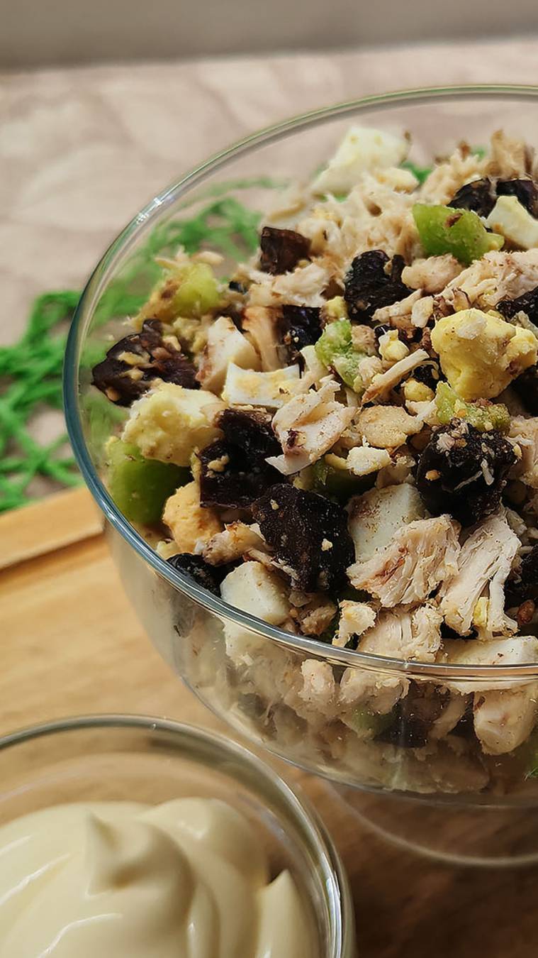 Салат-коктейль с курицей. Очень простой рецепт салата с курицей и черносливом.
