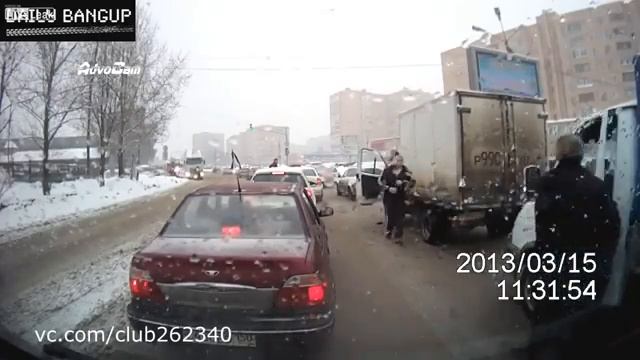 Водители отбили друг другу зеркала 2013/angry drivers