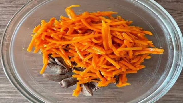 Салат с корейской морковью и куриными сердечками