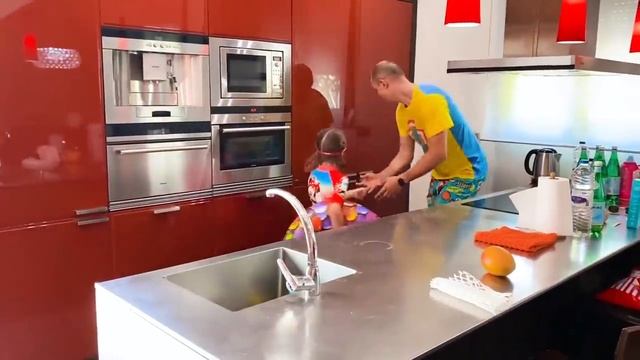 MISTER MAX | МИСТЕР МАКС - Кэти хочет поплавать в бассейне