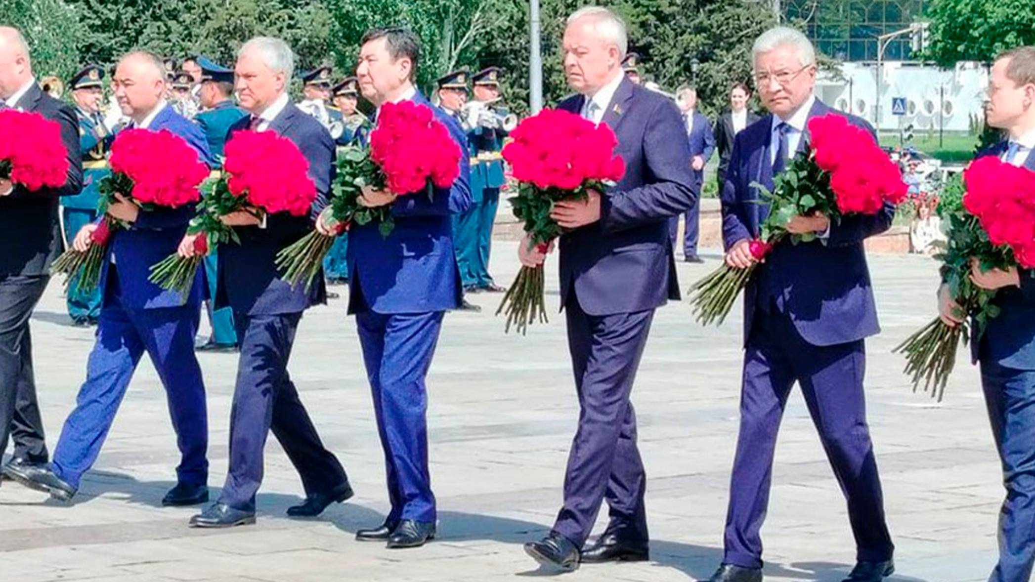 Главы парламентов стран ОДКБ возложили цветы к Вечному огню в Бишкеке