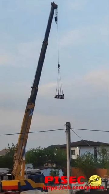В приморском Соловье Ключе строители, видимо, решили, что вместо скучных перекуров на земле, куда...