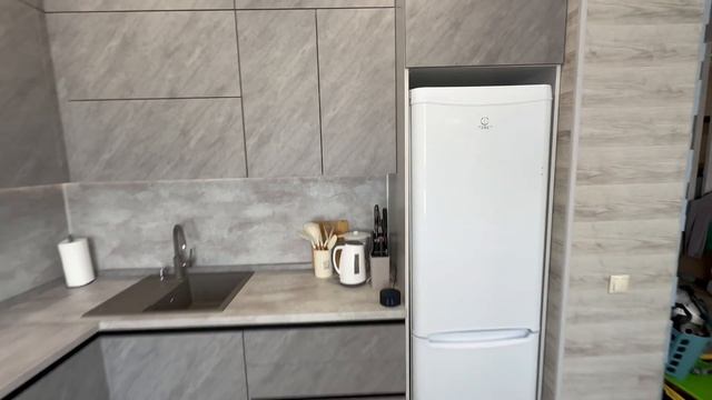 Кухонный гарнитур в серых оттенках