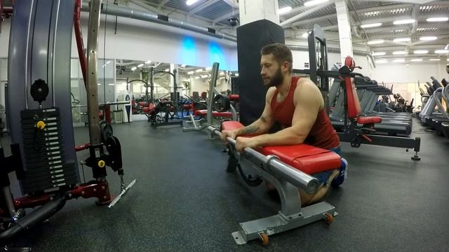 Сгибание кистей со штангой прямой хват