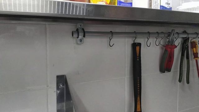 Самодельная вешалка для кухни из круглой трубы.