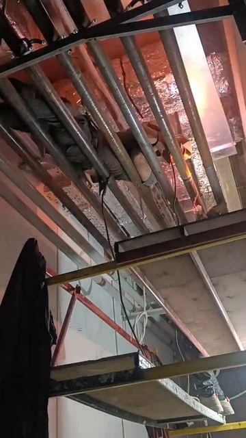Будни команды монтажников трубопровода