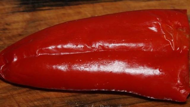 Салат с жареными кабачками и печеным перцем