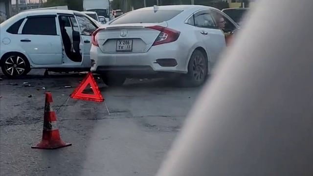 Пьяная женщина в Ростове протаранила несколько автомобилей и пыталась скрыться