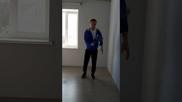 Набивать мяч от пола