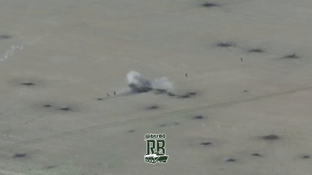 Штурмовики группировки ЦЕНТР не смотря на огонь вражеской артиллерии хладнокровно идут на точку