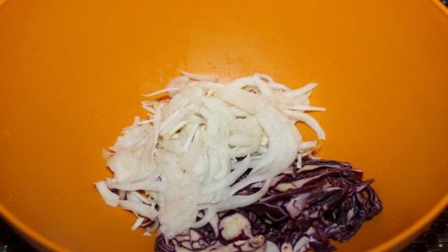 Салат из капусты с куриной грудкой, вареной колбасой и огурцом
