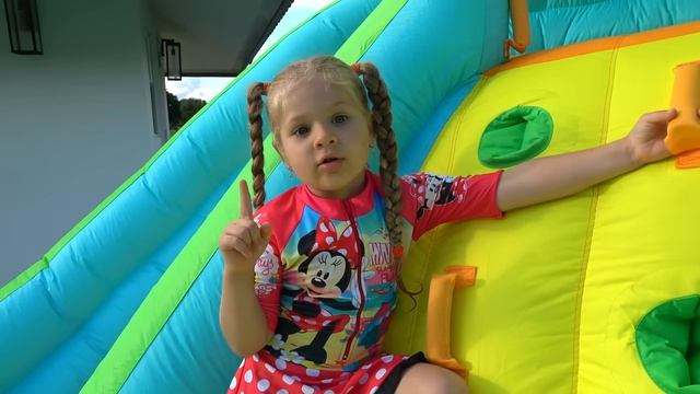 Диана и Рома Диана и Рома притворяются, что играют с надувной водной горкой