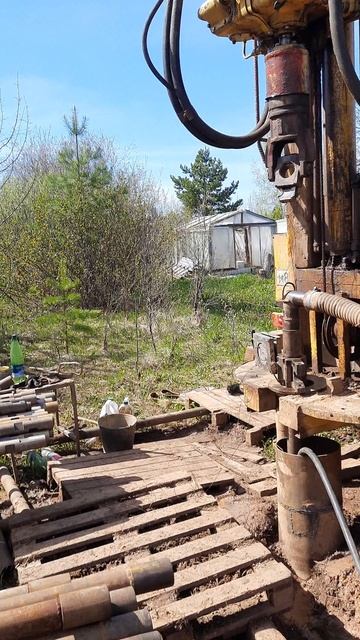 Откачку проводят для того, чтобы очистить воду от примесей, взвешенной породы.