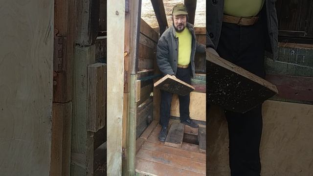 Наше удобство: разные типы туалета на даче - "пуфик с дырочкой", "дырочка без пуфика" и "за угол".