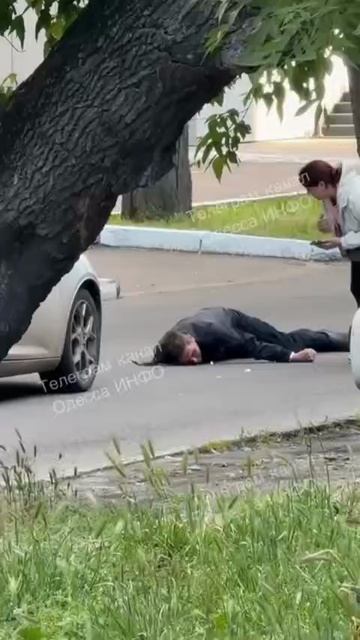 В Одессе ТЦК с патрульными заталкивая мужчину в авто ударили его в голову. У мужчины начался приступ