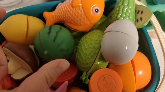 играем в еду на липучках для малышей