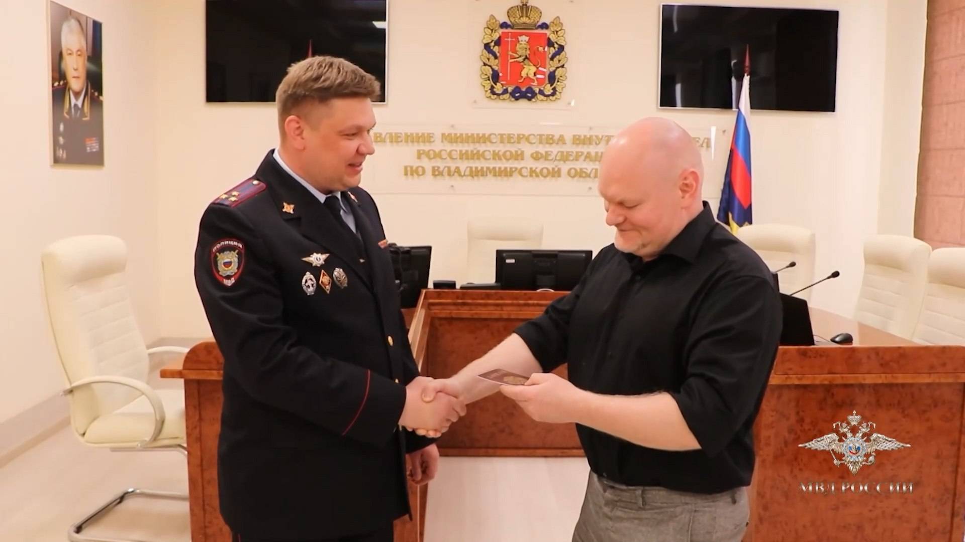 Полицейские вручили паспорт гражданина РФ Максиму Житникову, переехавшему из Германии