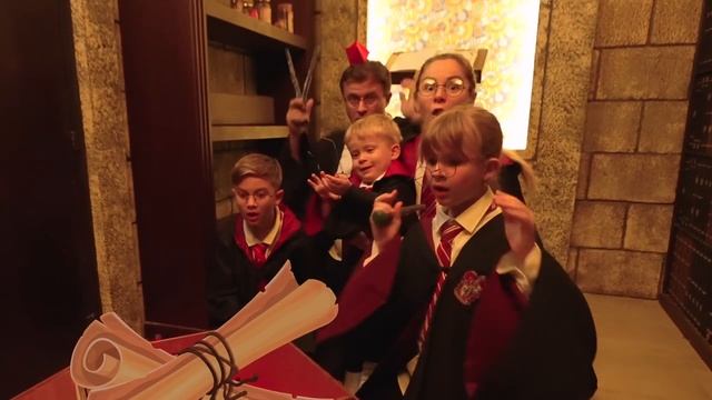 Диана и Рома - Оливер c родителями играют на детской площадке в KIDS PARK